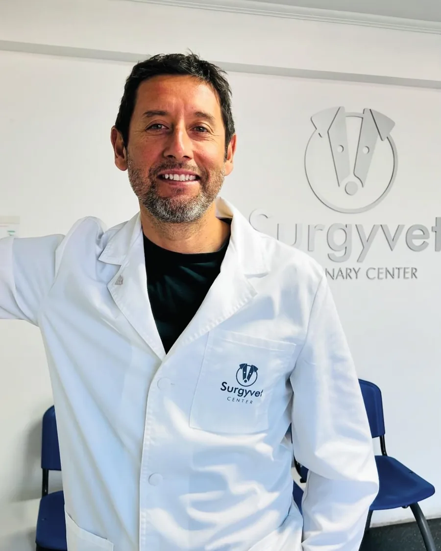 Dr. Danilo Abarca Candia en SurgyVet